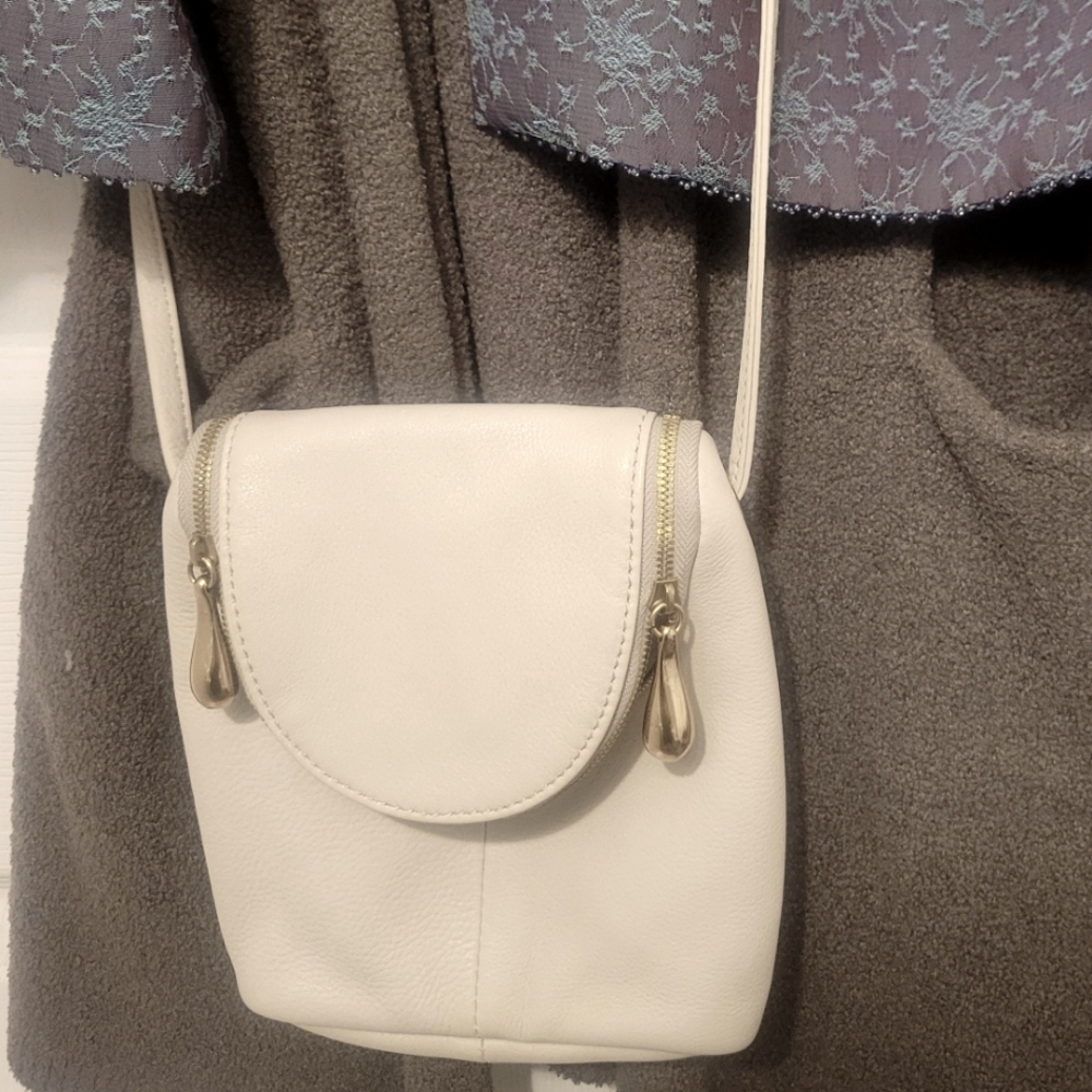 Cream Textured Crossbody Bag with Zipper